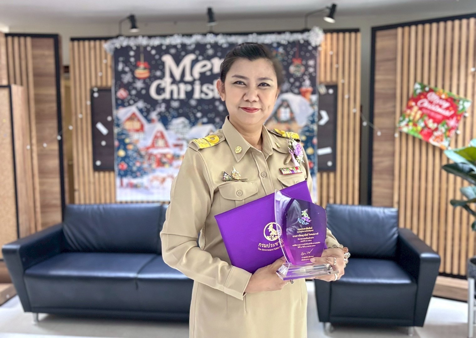 รณรงค์การสวมชุดเครื่องแบบทุกวันจันทร์ (ชุดกากี)